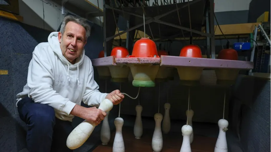 Georges Linster mit einem Kegel an der Kegelstellmaschine